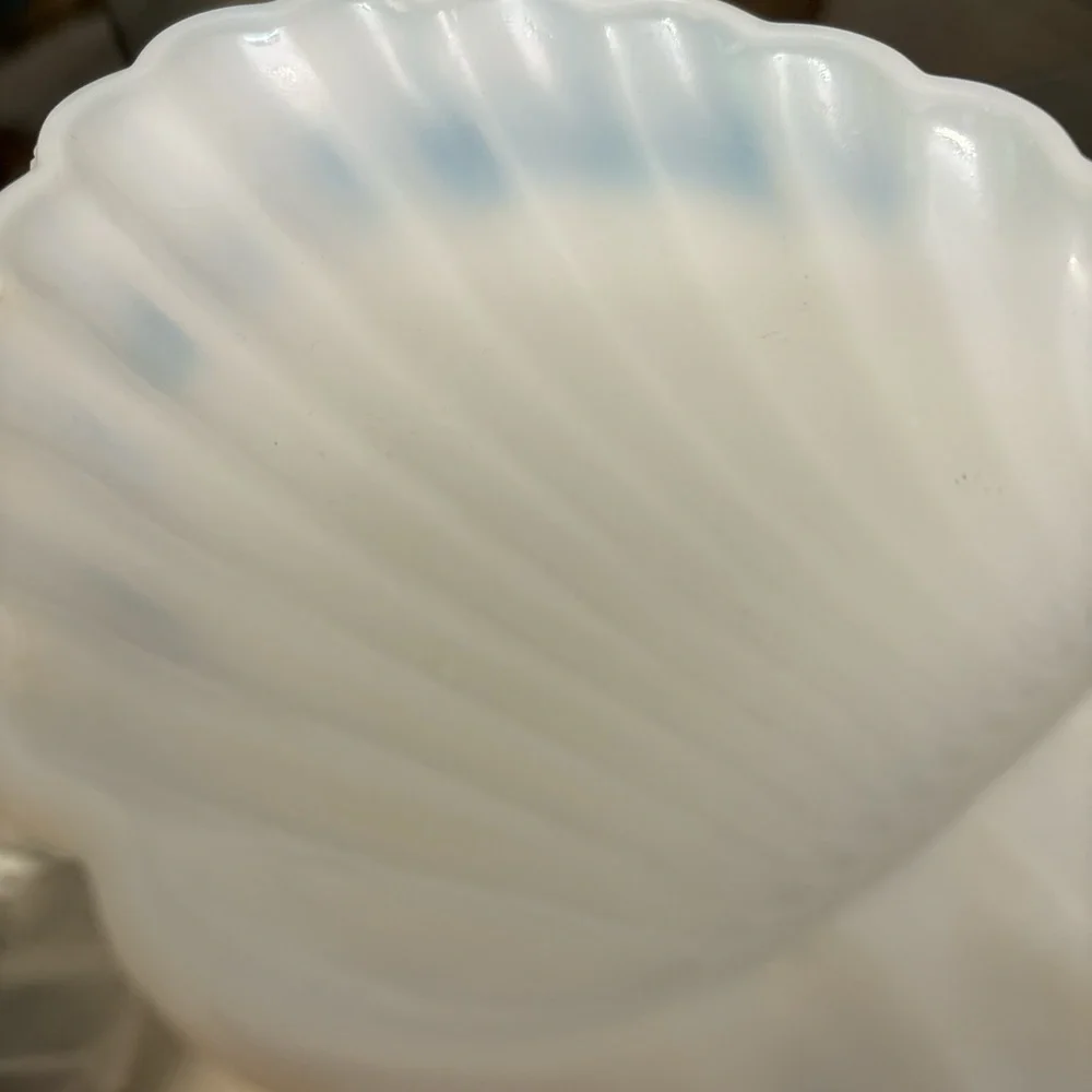 Vintage Milk Glass Scallop Shell Soap Dish Trinket Holder Opalescent 5.5